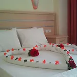 מלון Summer Rose